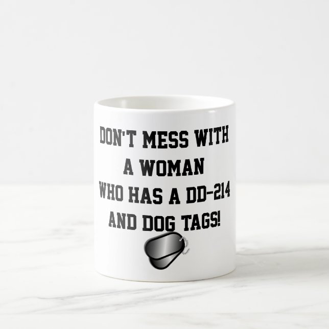 Caneca De Café "Não suje com uma mulher que tenha um DD-214… " (Centro)