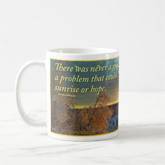 Caneca De Café Nascer do sol do inverno sobre a paisagem nevado