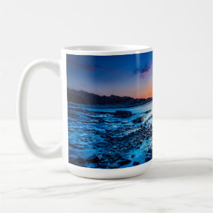 Caneca De Café Nascer do sol sobre o horizonte no litoral no