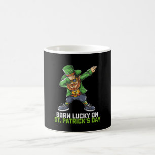 Caneca De Café Nascido com Sorte no Dia de São Patrício Dabbing A