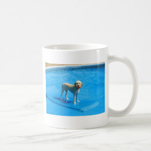 Caneca De Café Natação branca do cão de Cockapoo em uma jangad