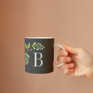 Caneca De Café Natal clássico Holly & Mistletoe Monograma