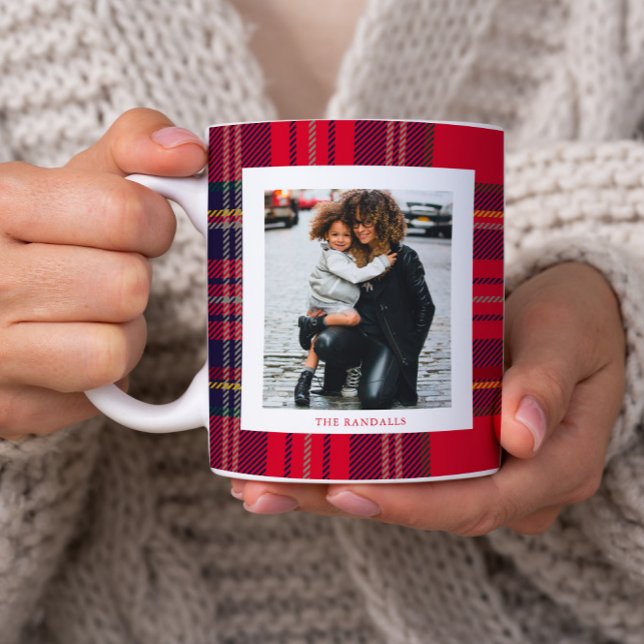 Caneca De Café Natal Foto Monograma Rústico Xadrez Vermelho Moder (Rustic red plaid monogram photo christmas mug.)