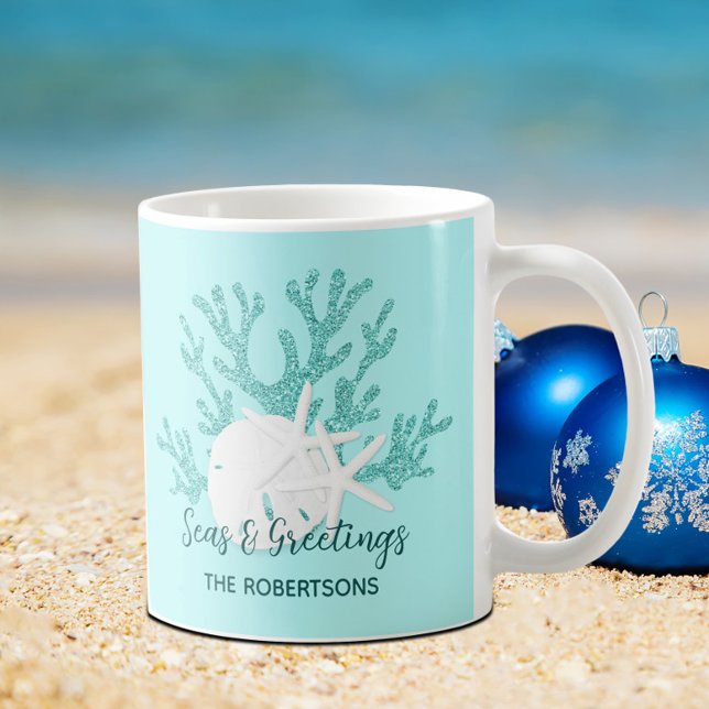 Caneca De Café Natal na Praia Costeira Mar e Saudações (Criador carregado)