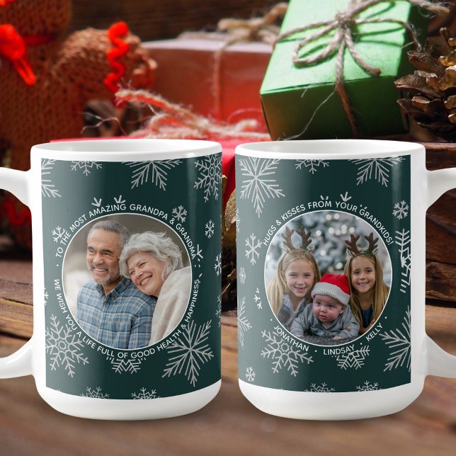 Caneca De Café Natal Personalizado dos Flocos de Neve do inverno (Celebrate the love you share with your grandparents by gifting them this Snowfall Love Mug.)