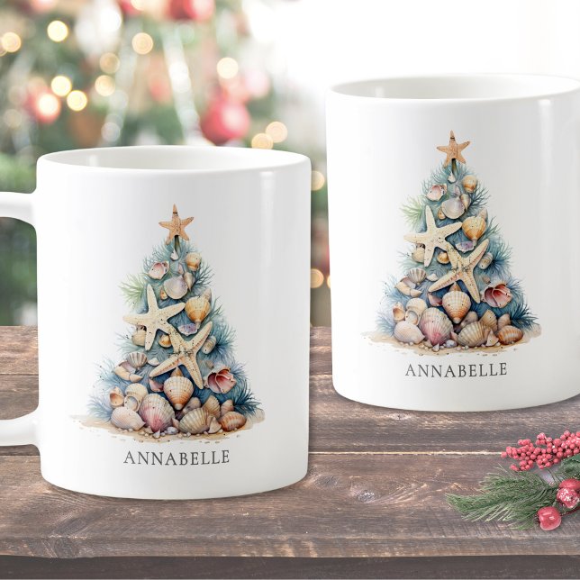 Caneca De Café Natal Personalizado na Praia (Personalized Name Christmas Tree Beach Coffee Mug)
