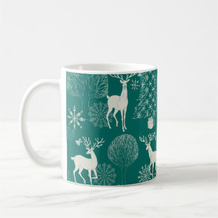 Caneca De Café Natal vermelho festivo, floresta de inverno.
