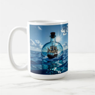 Caneca De Café Navio em uma garrafa flutuando no oceano