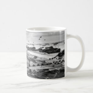 Caneca De Café Navios de aterragem que pôr a carga em terra sobr