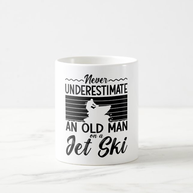 Caneca De Café Never Underestimate An Old Man Jet Skiing Jet Ski (Centro)