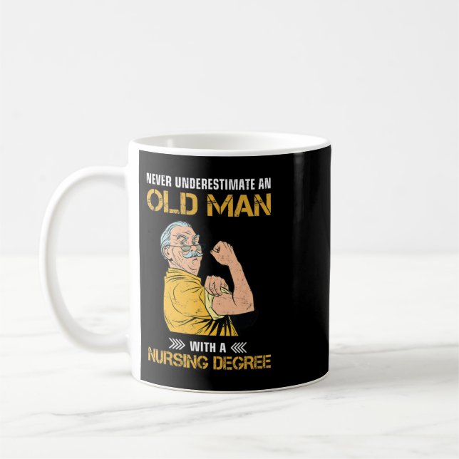 Caneca De Café never underestimate an old man with nursing degree (Esquerda)
