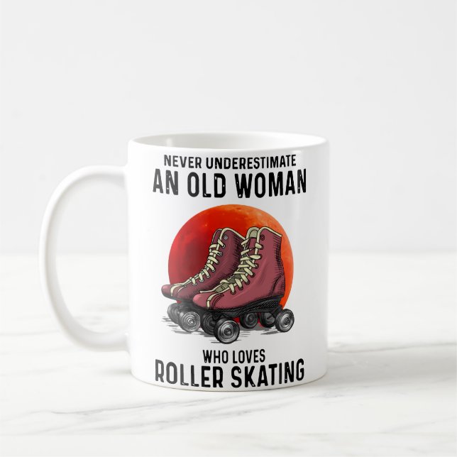 Caneca De Café Never Underestimate An Old Woman Who Loves Roller  (Esquerda)