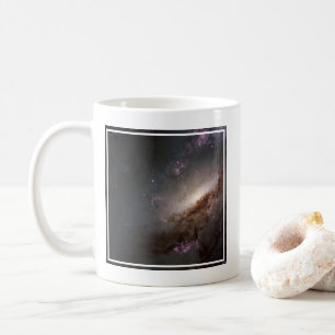 Caneca De Café Ngc 4258 Em Formação Estelar Intensa.