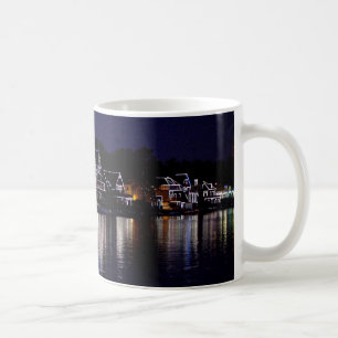 Caneca De Café Nighttime na fileira da casa de barco