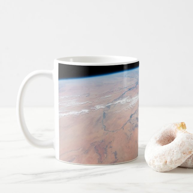 Caneca De Café Nile River Winding Para Baixo Ao Lado Do Mar Verme (Com Donut)