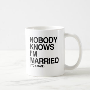 Caneca De Café NINGUÉM SABE QUE EU CASO COM UM HOMEM -.png