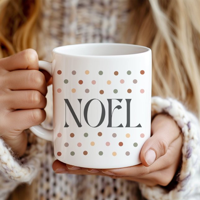 Caneca De Café "NOEL" - Mug de presente de Natal com pontos retro ("NOEL" Retro Dotted Christmas Gift Mug in a girl's hands.)
