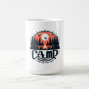 Caneca De Café Noites De Campfire No Meio Da Floresta De Pinheiro