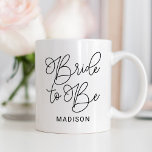 Caneca De Café Noiva para ser um casamento personalizado de Scrip<br><div class="desc">A caneca de café noiva de casamento feminina,  moderna e casual,  com o script de caligrafia negra,  "Bride to Be",  apresenta texto personalizado que pode ser personalizado com o nome próprio da noiva. Faz um doce presente para o futuro,  Sra.!</div>