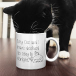 Caneca De Café Nome da Cotação de Licenças de Gato Engraçado<br><div class="desc">Um design divertido para amantes de gatos com a desculpa humorística relacionada com felinos, Meu Gato e eu decidimos ficar esta noite, com tipografia informal negra e um desenho fofo de um gato com motivos cardíacos. Faria um presente de excelente também para seus amigos e família amantes! Personalize facilmente o...</div>