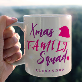 Caneca De Café Nome da família de Natal rosa personalizada