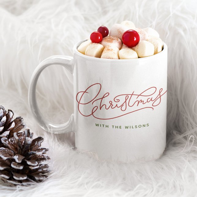 Caneca De Café Nome da Família de Script Moderno de Natal (Sip in style! Embrace the holidays with our cute personalized family name mug!)