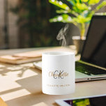 Caneca De Café Nome das iniciais do monograma script elegante<br><div class="desc">Um clássico fundo branco elegante. Personalize e adicione as suas letras monográficas,  iniciais,  nome próprio e nome do cheio. Ouro e letras pretas coloridas. O nome é escrito com um script de estilo manuscrito.</div>