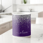 Caneca De Café Nome de monograma feminino com brilho prateado rox<br><div class="desc">Nome de monograma e inicial de xícara ou caneca de metal prateado e roxo com brilho cintilante. Isso torna o presente perfeito para o aniversário de 16 anos, casamento, chá de noiva, aniversário de casamento, chá de bebê ou festa de despedida de solteira para alguém que ama glamour, luxo e...</div>