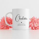 Caneca De Café Nome de Script Moderno Simples de Casamento de Bri<br><div class="desc">Bridesmaid Wedding Simple Modern Calliografia Script Personalizado Coffee Mug apresenta o nome da sua madrinha em um roteiro elegante de caligrafia negra, acentuado com um simples coração amoroso com a adição do seu texto personalizado, como a data e o bridemaid. As cores do texto e do coração podem ser ajustadas...</div>