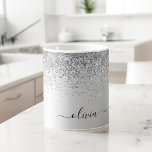 Caneca De Café Nome do Glam do Monograma do Silver Glitter Metal<br><div class="desc">Folha de prata Folha metálica Brilhante Brilhante Metálico Nome do Monograma e Taça de Café Inicial ou Mug. Isto faz o doce e perfeito aniversário de 16 anos, casamento, chá de panela, aniversário, chá de fraldas ou festa de solteira presente para alguém que ama luxo de luxo e estilos quíticos....</div>