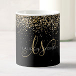 Caneca De Café Nome do Monograma do Glitter Dourado<br><div class="desc">Glam Dourada Glitter Elegante Monograma Café Mug. Personalize facilmente este design de planejador de chico moderno com elegante brilho dourado em fundo preto. O design apresenta seu monograma manuscrito com toalhetes bonito e nome.</div>