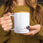 Caneca De Café Nome do Monograma | Na moda minimalista moderno<br><div class="desc">Um simples design de monograma personalizado na moda com uma tipografia moderna e minimalista de escrita manual, emparelhada com uma tipografia de blocos a preto num fundo branco. O nome do monograma pode ser facilmente personalizado para fazer um design tão único quanto você! O presente ou acessório perfeitamente pessoal para...</div>