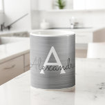 Caneca De Café Nome e inicial do monograma metálico prateado<br><div class="desc">Silver Faux Metallic Stainless Steel Monograma Name e Coffee Mug Inicial. A xícara de café faz o presente perfeito para alguém que ama designs metálicos de luxo.</div>