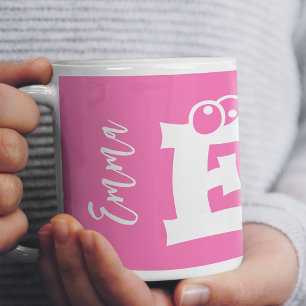 Caneca De Café Nome inicial de monograma em script moderno rosa