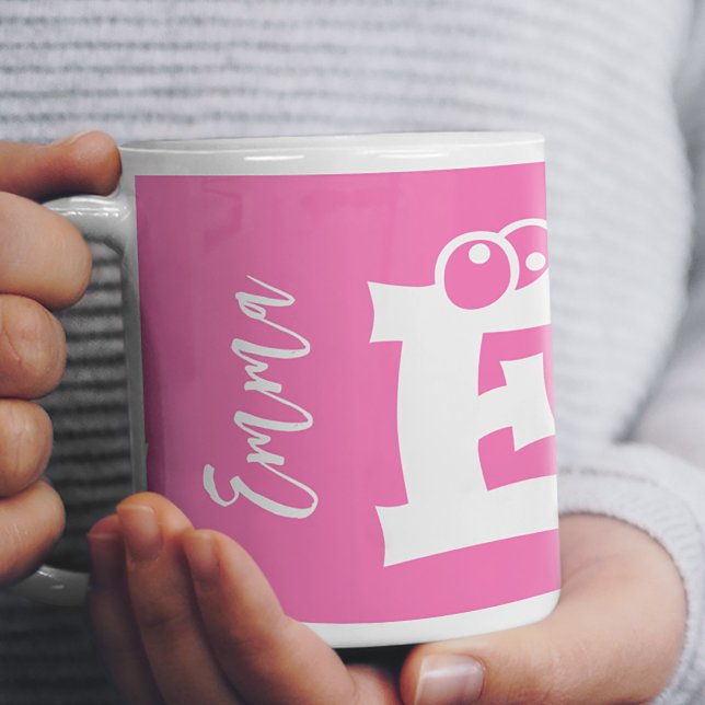 Caneca De Café Nome inicial de monograma em script moderno rosa (Criador carregado)