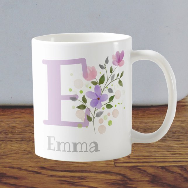 Caneca De Café Nome inicial do Plus Emma com Flores (Criador carregado)