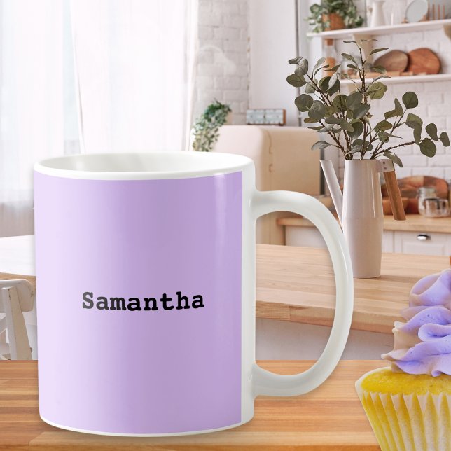 Caneca De Café Nome Lilac Minimalista Simples (A stylish minimalist mug, personalized with a name in black lettering on a pretty lilac background)