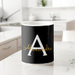 Caneca De Café Nome Moderno do Monograma de Script Menino Dourado<br><div class="desc">Monograma Dourado e Preto Copo ou Mug. Isto faz o doce e perfeito aniversário de 16 anos,  casamento,  chá de panela,  aniversário,  chá de fraldas ou festa de solteira presente para alguém que ama luxo de luxo e estilos quíticos.</div>