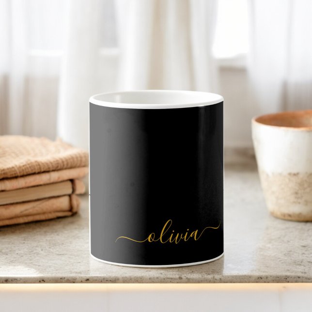 Caneca De Café Nome Monograma Moderno Black Gold Girly Script (Criador carregado)