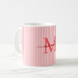 Caneca De Café Nome Monograma Moderno da Faixa Vermelha<br><div class="desc">Comece a sua manhã com estilo com esta caneca de café listrada vermelha personalizada, projetada para trazer charme atemporal a cada gole. Com um fundo listrado suave em vermelho e branco, esta caneca elegante é personalizada com a inicial do seu monograma e nome completo em uma fonte de letra cursiva...</div>