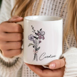Caneca De Café Nome Personalizado: Coquette Birth Flower (Flor de<br><div class="desc">sua linda caneca personalizada apresenta a flor de nascimento de fevereiro, a íris, fazer-a como o presente perfeito para uma dama de honra, mãe, ou avó. Com um delicado design desenhado à mão, essa caneca personalizada adiciona um toque de elegância a qualquer rotina matinal de café ou chá. Você pode...</div>
