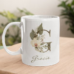 Caneca De Café Nome Personalizado da Orquídea Floral do G Boho in<br><div class="desc">Uma caneca de café personalizada com uma letra boêmica "G" monograma,  com ilustrações decorativas de orquídeas e folhas de palma. Personalize-o facilmente com o seu nome ou crie um presente único para os seus entes queridos.</div>