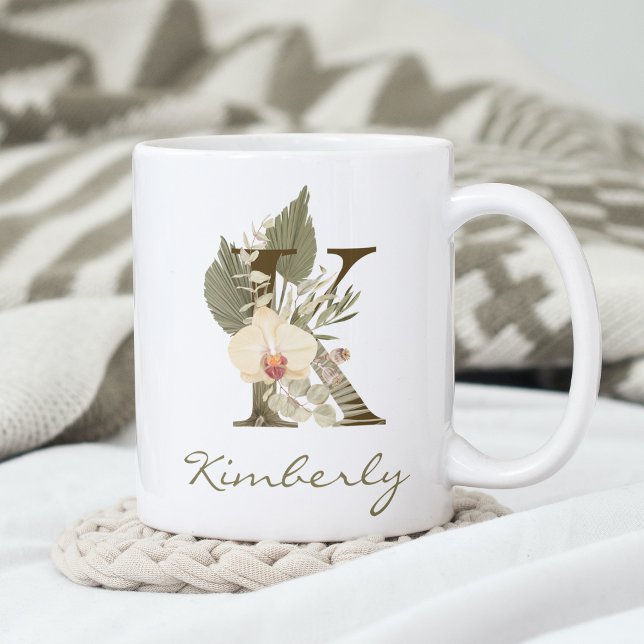 Caneca De Café Nome Personalizado da Orquídea Floral do K Boho in (A personalized coffee mug with a floral design and your initial. Perfect for a cozy morning.)