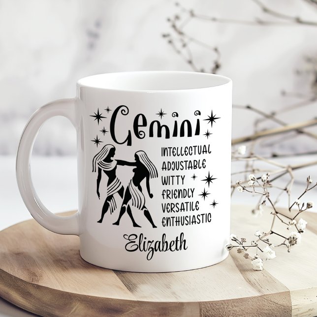 Caneca De Café Nome Personalizado do Horoscópio Gemini Zodiac (Gemini Zodiac Horoscope Custom Name Coffee Mug on a sunny boho wooden kitchen table with tiny flower)