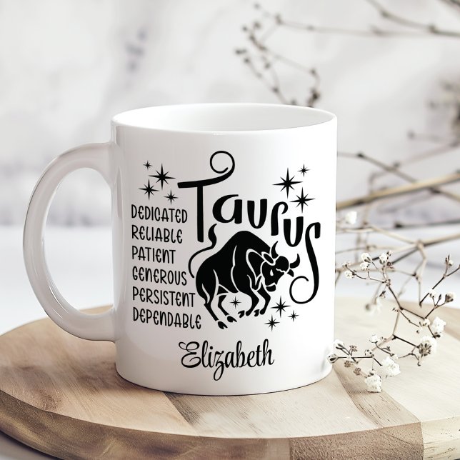 Caneca De Café Nome Personalizado do Horoscópio Taurus Zodiac (Taurus Zodiac Horoscope Custom Name Coffee Mug on a boho wooden kitchen table.)
