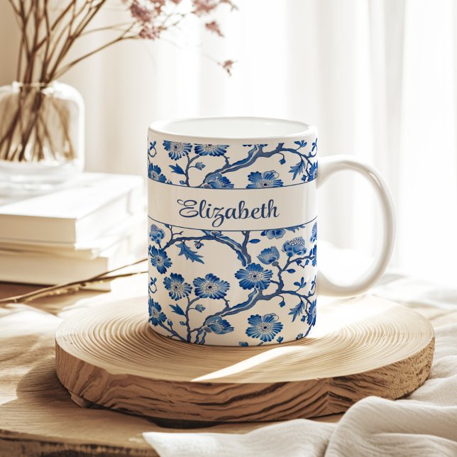 Caneca De Café Nome Personalizado Floral da Chinoiserie Azul (Blue Chinoiserie Floral Custom Name Coffee Mug on a sunny neutral boho kitchen table.)