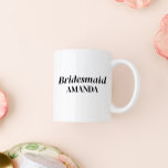 Caneca De Café Nome Personalizado Moderno do Bridesmaid Coffee Mu<br><div class="desc">Na moda,  moderno e elegante; com fontes modernas e personalizáveis. Personalize com inclinação,  nome ou data.</div>