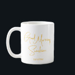 Caneca De Café Nome Personalizado Sunshine Morning Moderno<br><div class="desc">Comece seu dia com um sorriso quente e um toque de sol! Esta caneca elegante e personalizável apresenta a mensagem alegre "Bom dia, sol-sol" em na moda, roteiro de ouro, acrescentando um toque positivo e pessoal ao seu café ou chá matinal. Perfeito para iluminar sua rotina matinal ou dar como...</div>