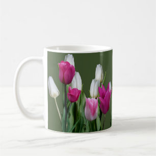 Caneca De Café Nome personalizável Lizzie tulipas brancas rosa