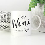 Caneca De Café Noni Year Estabeleceu vovó<br><div class="desc">Crie um doce acento para a vovó com este simples design que apresenta "Noni" em letras desenhadas à mão,  acentuadas com corações. Personalize com o ano em que ela se tornou avó por um Dia de as mães fofo ou presente de anúncio de gravidez.</div>